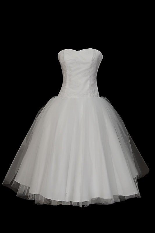 Krótka suknia ślubna princeska o tiulowej spódnicy,z koronkowym gorsetem i prostym dekoltem w stylu retro.