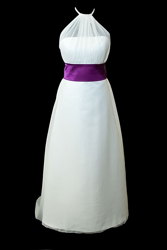 Prosta suknia ślubna na gorsecie z prostym dekoltem, długim odpinanym trenem oraz gołymi plecami wyciętymi w szpic / literę V.