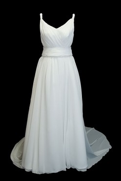 Długa klasyczna suknia ślubna typu princeska z portfelowym dekoltem w szpic, gołymi plecami i odpinanym trenem.