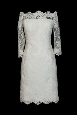 Krótka koronkowa sukienka do ślubu z rękawkami w stylu retro. Suknia z dekoltem w łódkę i koronkowym gorsetem.