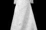 Długa suknia ślubna z portfelowym dekoltem w szpic, koronkowymi rękawkami i haftami naszywanymi na spódnicę.