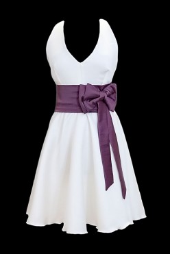 Krótka sukienka na ślub i wesele z dekoltem w szpic, szerokim fioletowym pasem i gołymi plecami.