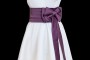 Krótka sukienka na ślub i wesele z dekoltem w szpic, szerokim fioletowym pasem i gołymi plecami.