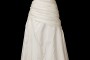 Długa suknia ślubna w litrę A z portfelowym dekoltem w szpic, na hale i z gołymi plecami z wycięciem w literę V.