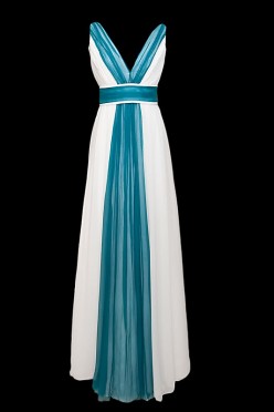 Długa zwiewna suknia ślubna z dekoltem i plecami w szpic oraz marszczonym paskiem.