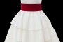 Odważna krótka sukienka ślubna z trzywarstwową spódnicą, karminowym pasem i kokardkę.