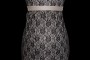 Krótka koronkowa, ciążowa suknia wieczorowa dla kobiet w ciąży w kolorze beżowym pokryta elegancką koronką z cienkim paskiem.