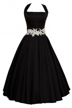 Długa czarna suknia wieczorowa z koła, na ramiączkach z prostym dekoltem i paskiem z haftu.