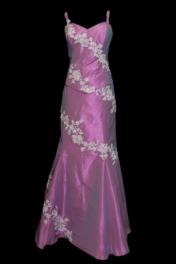 Długa fioletowa suknia wieczorowa zdobiona koronką i haftami z dekoltem w literę V na cienkich ramiączkach z wiązanym tyłem.