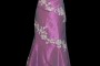 Długa fioletowa suknia wieczorowa zdobiona koronką i haftami z dekoltem w literę V na cienkich ramiączkach z wiązanym tyłem.