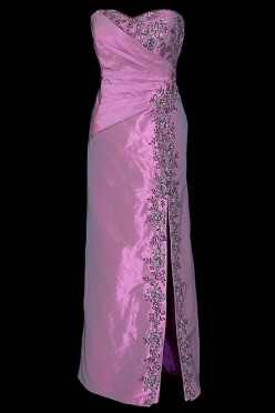 Długa fioletowa suknia wieczorowa z rozcięciem, zakładkami na biuście, wiązanymi plecami i zdobieniami z haftu.