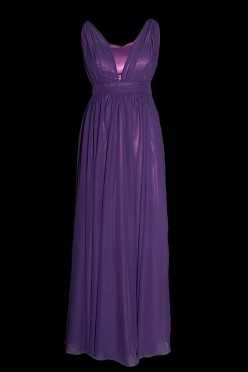 Długa, elegancka fioletowa / jagodowa suknia wieczorowa, pokryta delikatnym szyfonem, z dekoltem w serduszko i marszczeniami na pasku.