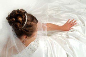 Tkaniny, koronki i hafty na suknię ślubną i wieczorową