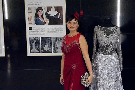 Kama Ostaszewska przez prezentacją swoich sukien w foyer podczas koncertu Wieczna Miłość w Filharmonii Świętokrzyskiej.
