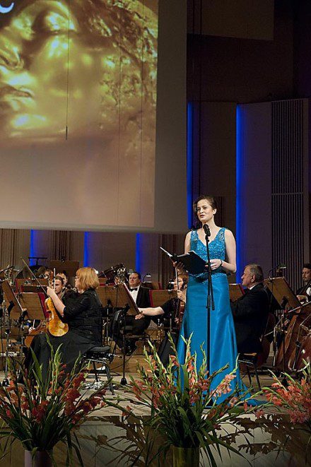 Marianna Nowaczyk, prowadząca koncert z okazji wręczenia pierwszej polskiego Nagrody Pokoju Wieczna Miłość w sukni od Kamy Ostaszewskiej.