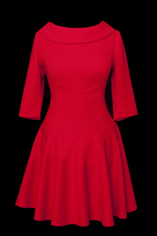 Krótka czerwona sukienka z kołnierzem na stójce i guzikami