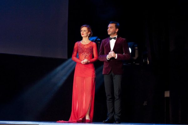 Prowadząca Iwona Cichosz wystąpiła w pięknej czerwonej sukni.