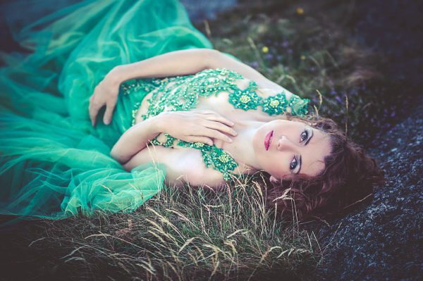 Portret w zielonej koronkowej sukni koncertowej