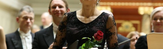 Agnieszka Rehlis w naszej sukni w poznańskiej Filharmonii