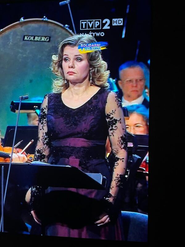 Agnieszka Rehlis na koncercie "Solidarni z Ukrainą" miała na sobie suknię z Atelier Kamy Ostaszewskiej